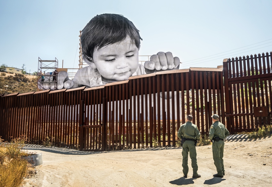 Tentoonstellingen2021JRJR.-GIANTS-Kikito-and-the-Border-Patrol-Tecate-Mexico-U.S.A.-2017.jpg
