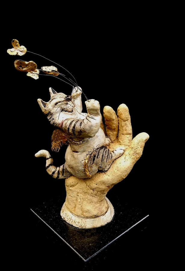hermien buytendijk, vlinderend uit een hand, keramiet en metaal, 30x15x15cm.jpg