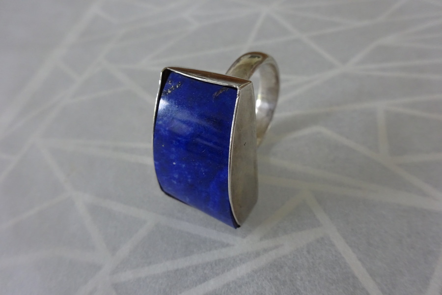 lineke mooij, ring met lapis lazuli.jpg